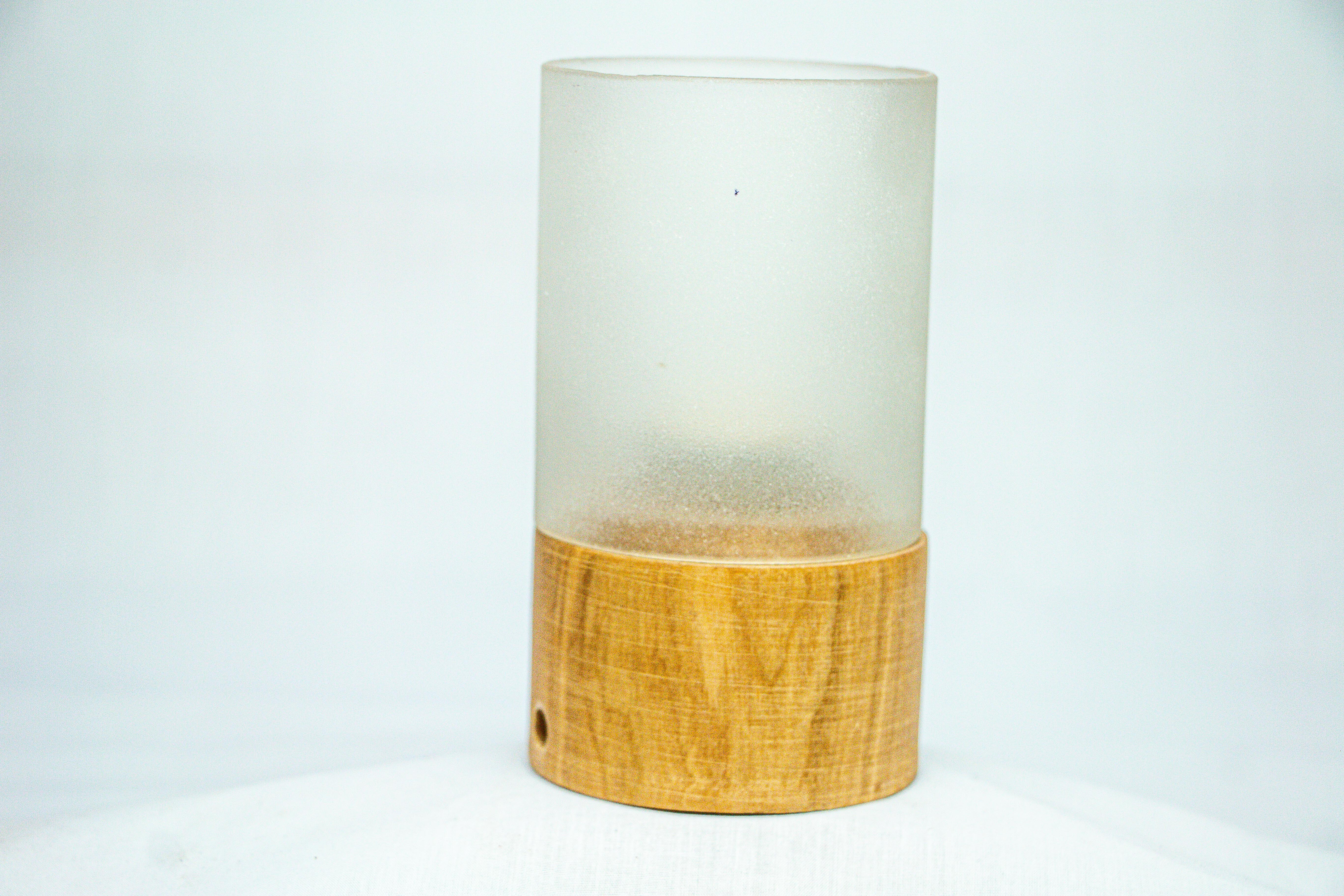 Tea light cylinder glass with wooden plate, milky
