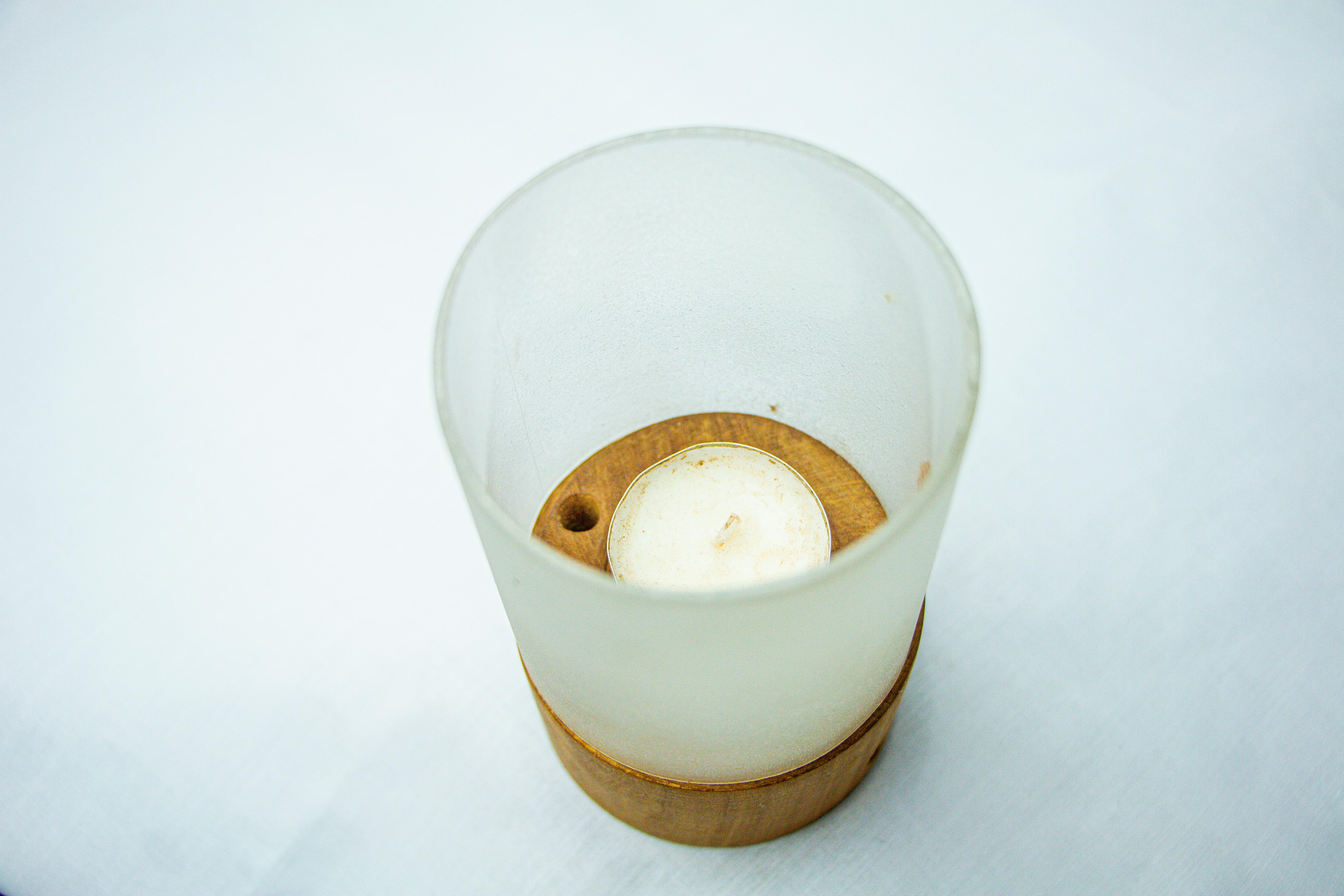 Tea light cylinder glass with wooden plate, milky
